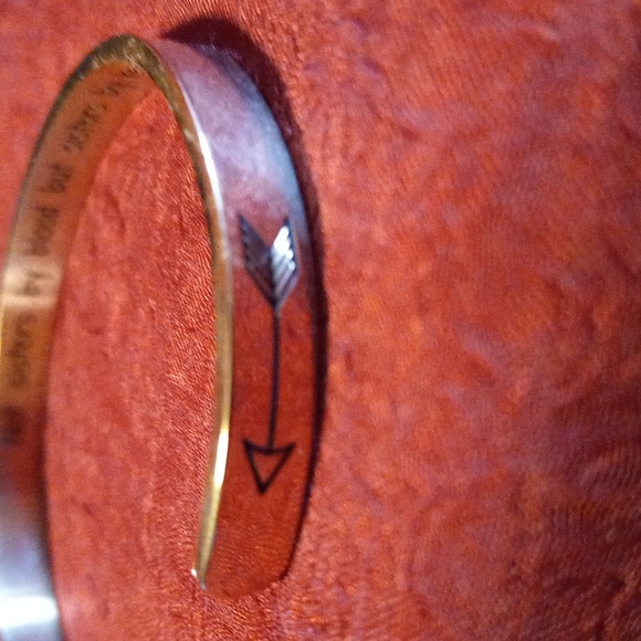 Gold tone bracelet. Not sister by blood but sisters by heart - Picture 2 of 4